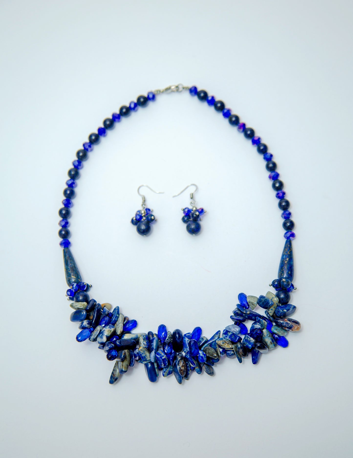 Conjunto de collar y pendientes de piedra costera