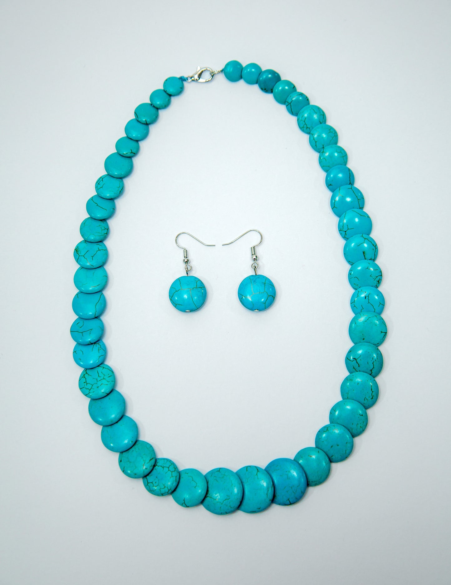 Conjunto de collar y pendientes de concha perlada