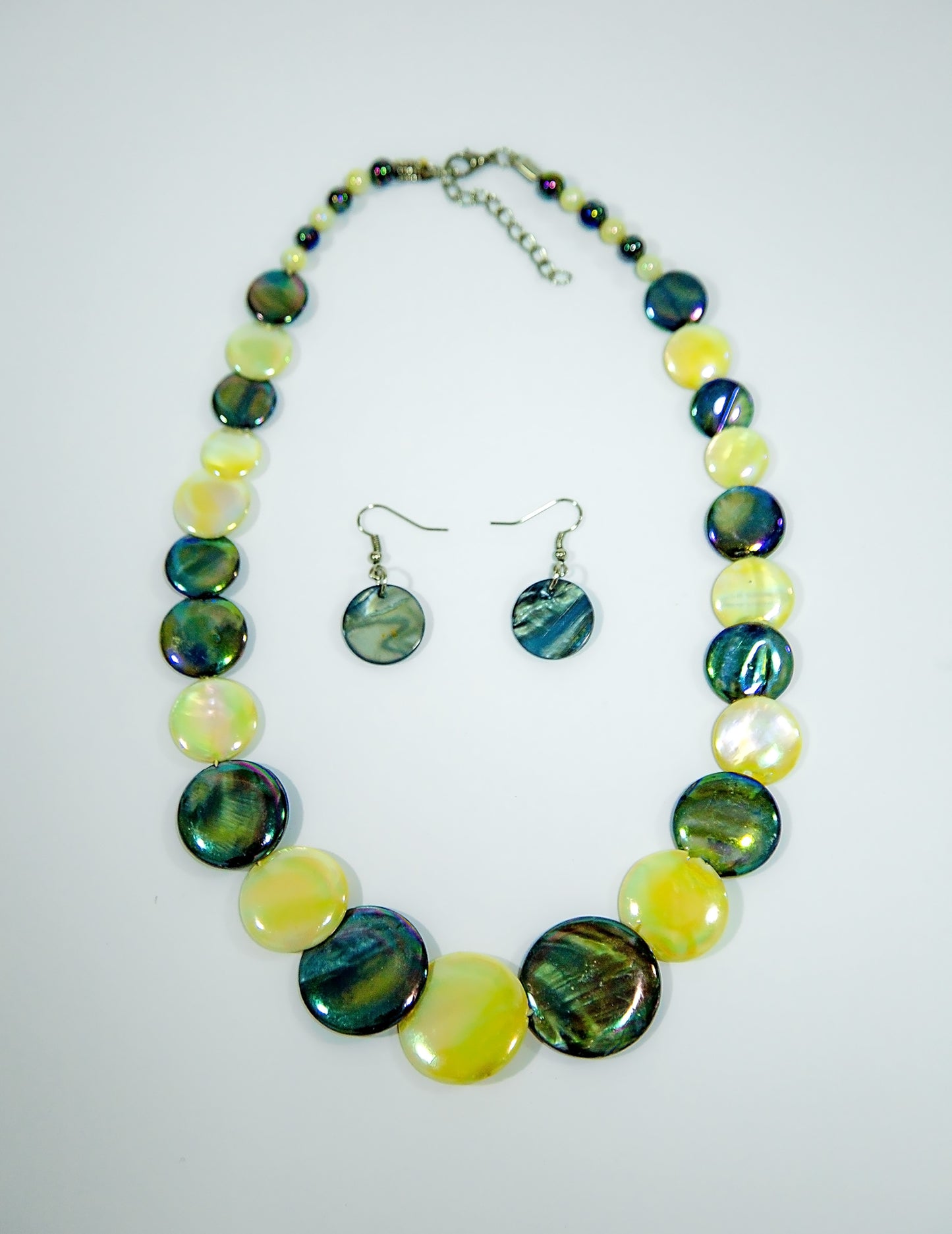 Conjunto de collar y pendientes de concha perlada