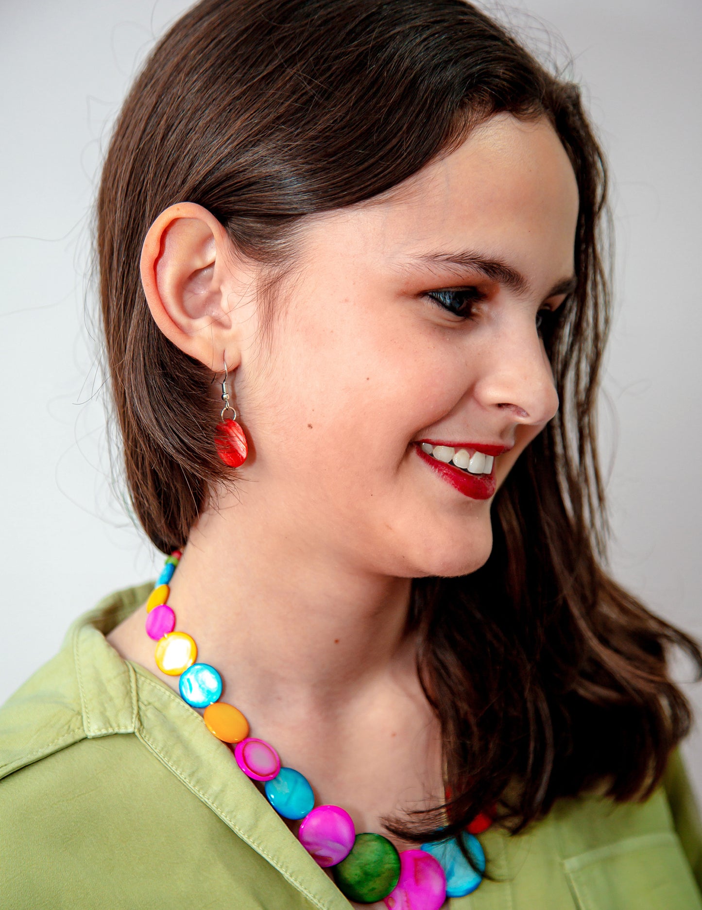 Conjunto de collar y pendientes de concha perlada