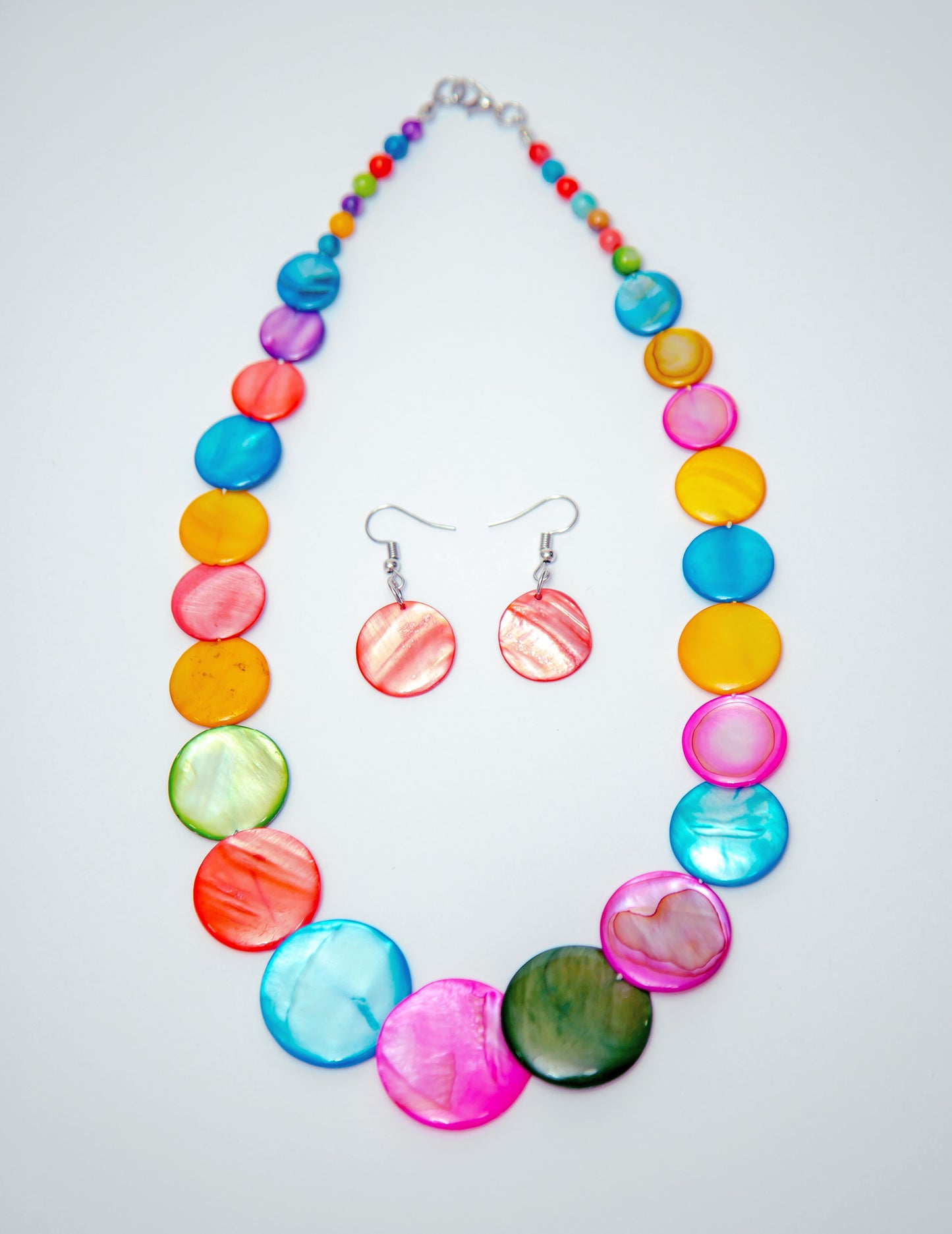 Conjunto de collar y pendientes de concha perlada