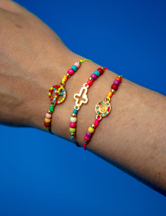 Pulsera de hilo con dijes caprichosos de arcoíris