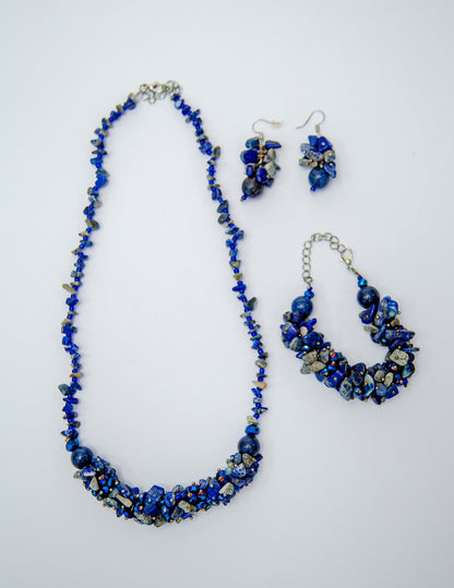 Conjunto de collar y pendientes de piedra costera