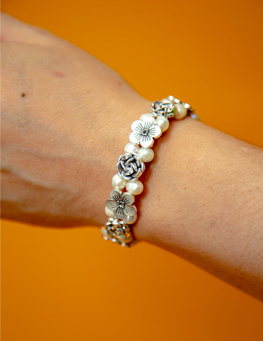 Pulsera de perlas florales con flor de luna