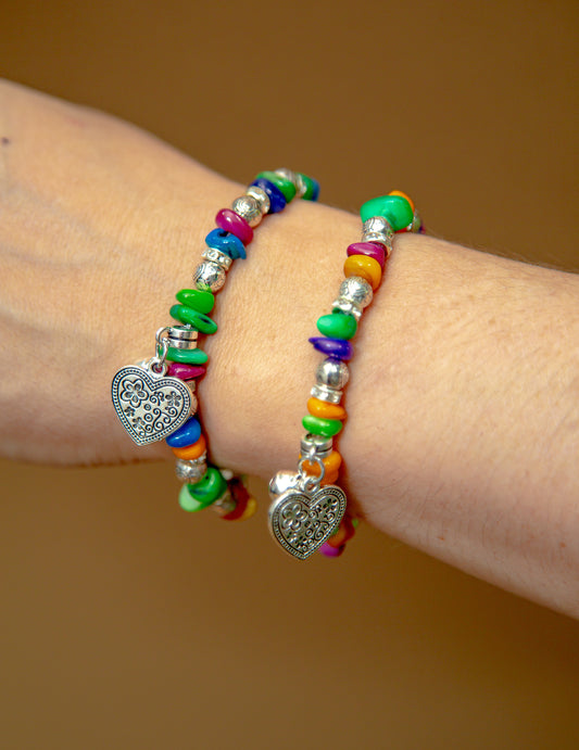 Pulseras con dijes de corazón multicolor de Tribal Love