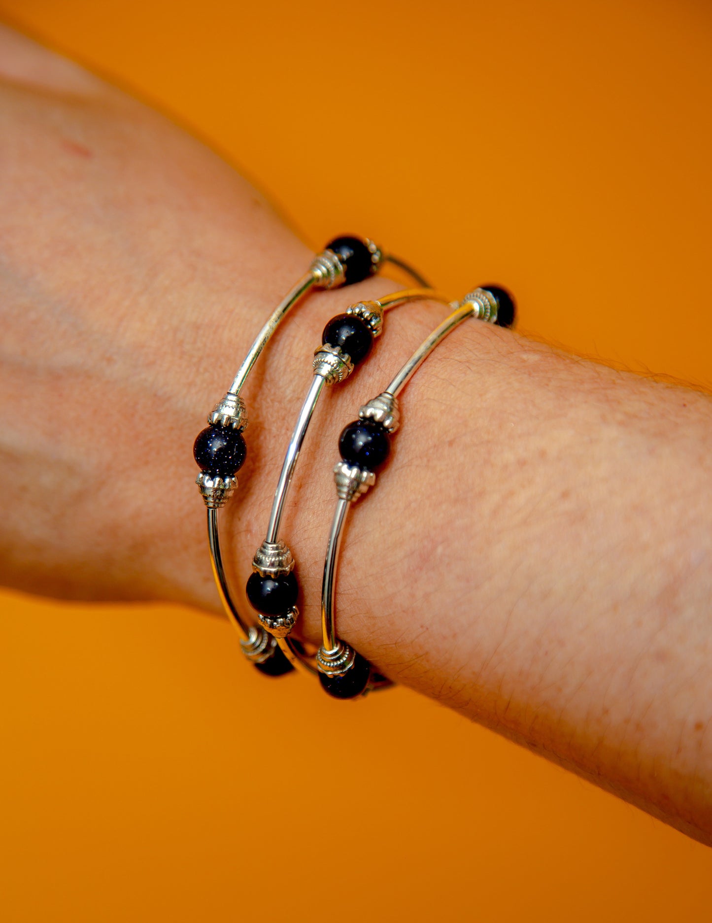 Pulsera envolvente de metal y cuentas Modern Muse