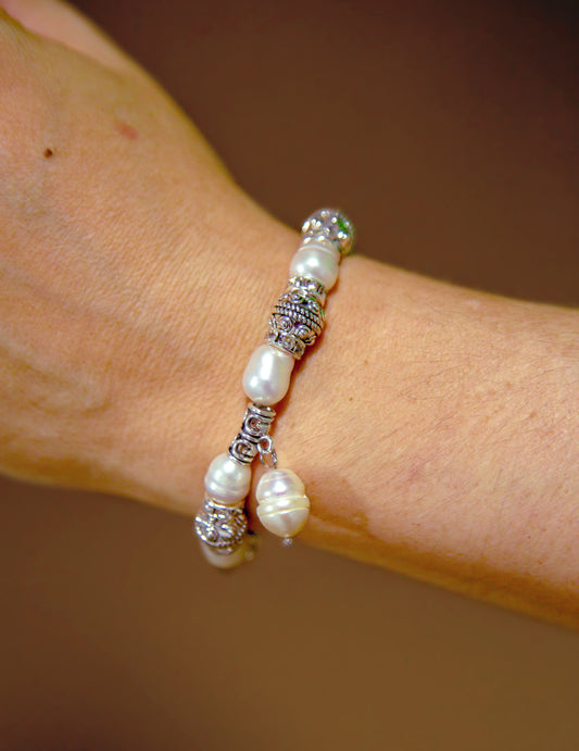 Pulsera de perlas de río plateadas y cuentas de metal con dije