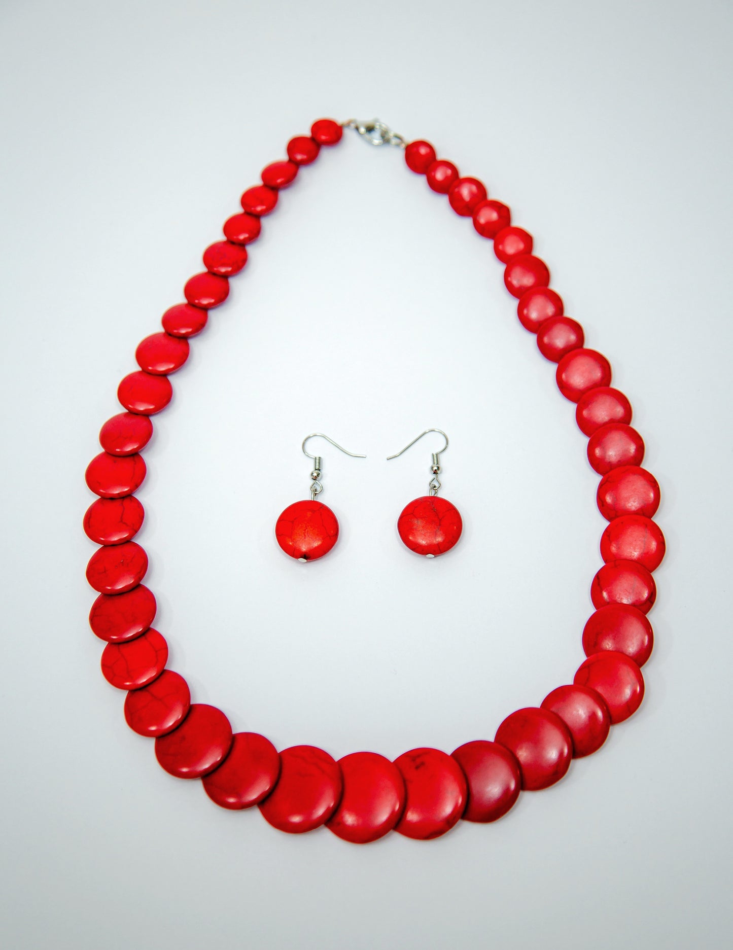 Conjunto de collar y pendientes de concha perlada