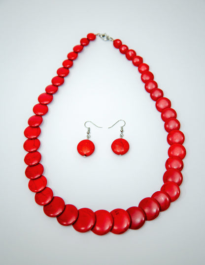 Conjunto de collar y pendientes de concha perlada